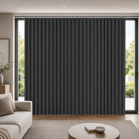 Rideau occultant imperméable extra large gris anthracite installé devant une baie vitrée dans un salon moderne lumineux
