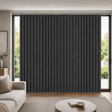 Rideau occultant imperméable extra large gris anthracite installé devant une baie vitrée dans un salon moderne lumineux