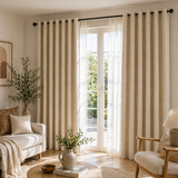 Rideau thermique grande hauteur 310 cm en jacquard épais beige habillant une grande baie vitrée dans un salon
